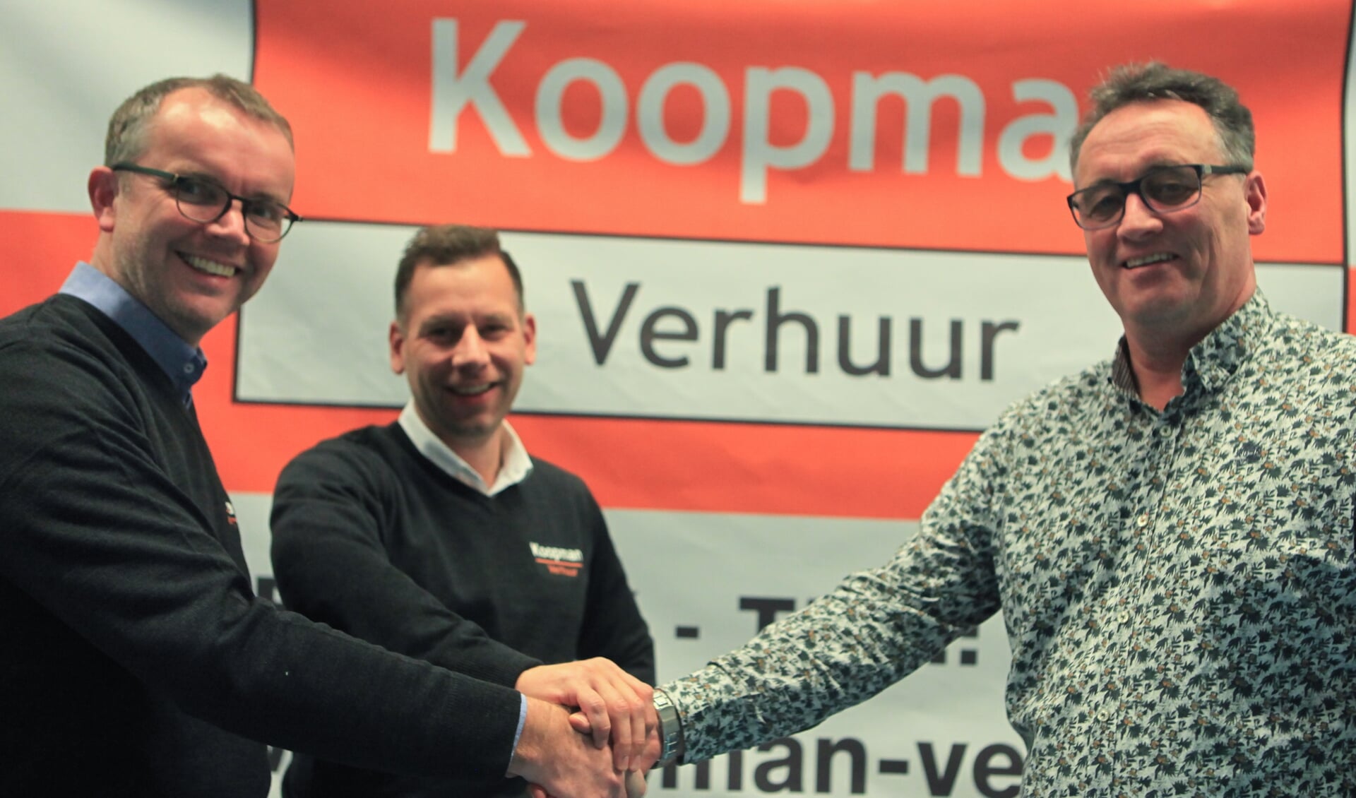 Harold Koopman en Michel Drieses bevestigen middels een handdruk de samenwerking met KV Wiko.  Foto: Stephan Laarhuis