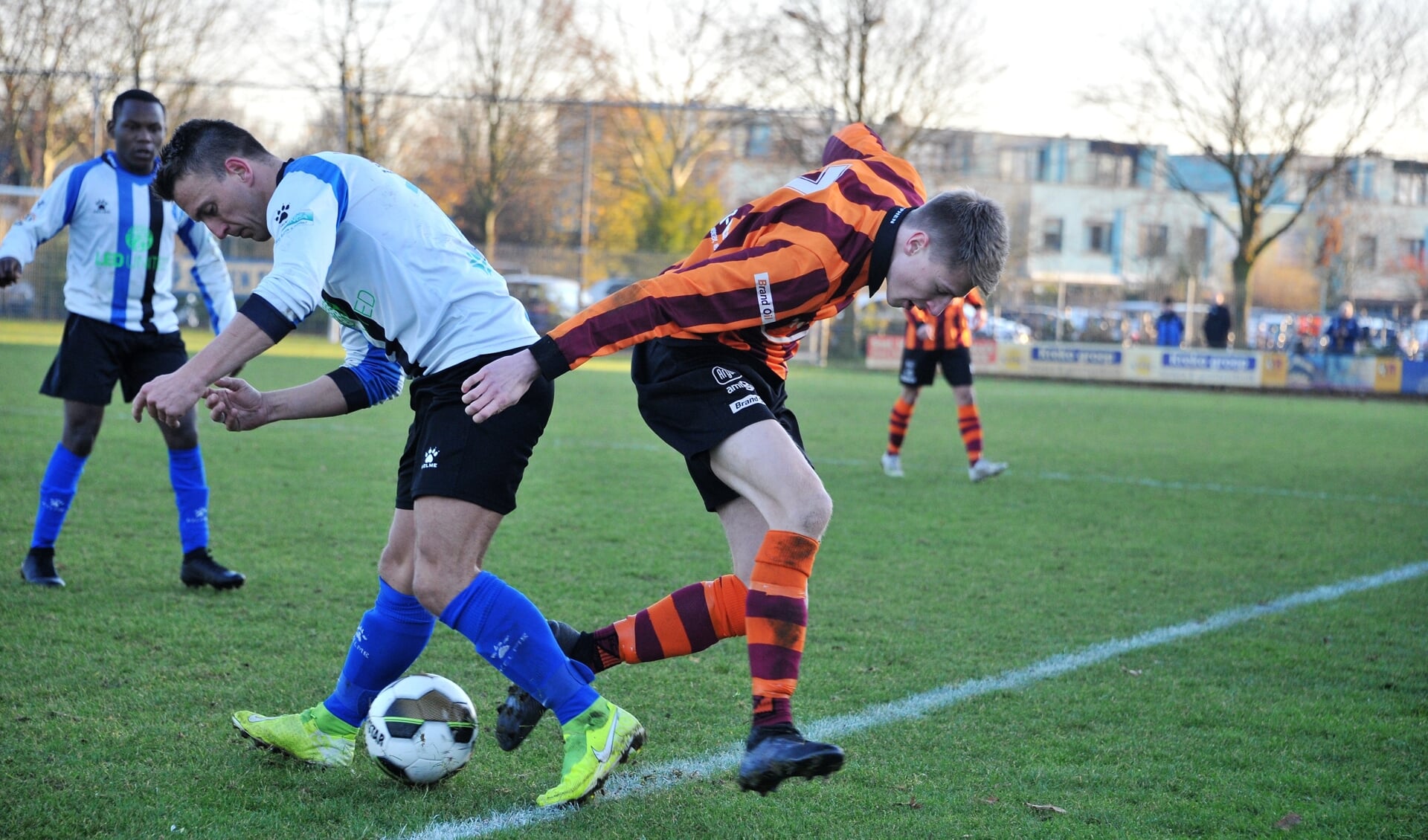 Rik Vlutters van FC Zutphen (r) in fel duel met een speler van ESA. Foto: Hans ten Brinke