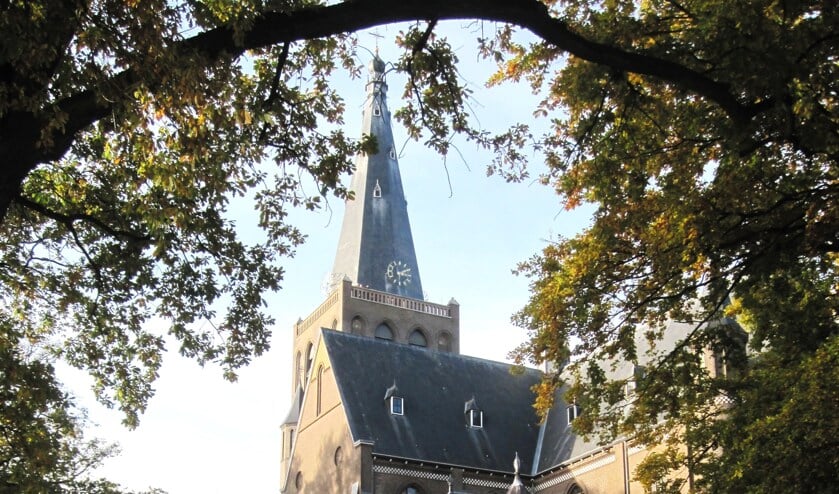 Het Ulfts Mannenkoor geeft een kerstconcert in de Calixtusbasiliek in Groenlo.