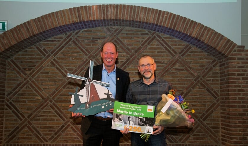 <p>Molenaar Te Brake kreeg de Erfgoedprijs in 2019 overhandigd door wethouder Kok. Foto: Frank Vinkenvleugel</p>