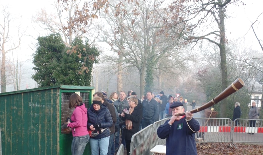 Op sommige momenten ontstond er door de massale deelname een wachtrij bij de inschrijving van de midwinterhoornwandeling. Foto: Jan Hendriksen.