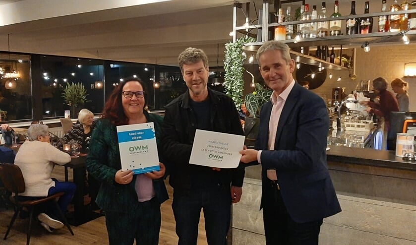 Van links af Anneke Visser (Figulus), talentverbinder Richard Jongetjes en - namens OWM - Bob Doornweerd. Foto: PR
