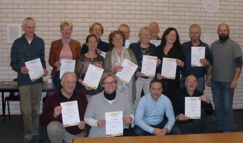 De gediplomeerde cursisten van de cursus 'beginnende imkers' met rechtsboven docent Bob Kliest.