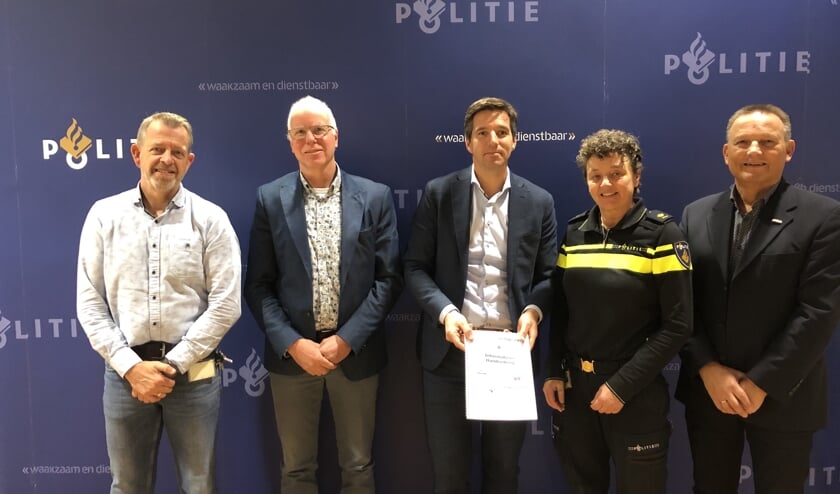 Ondertekenaars Convenant Veilige Zorg & Informatieve Handreiking. Op de foto van links naar rechts: Hans van Bemmel (Sint Jansdal), Bert Wierenga (Staffunctionaris Veiligheid, Slingeland Ziekenhuis en Streekziekenhuis Koningin Beatrix), Edwin Maalderink (Gelre Ziekenhuizen), Jose Rooijers (districtschef Politie Noord Oost Gelderland) en Wim Jansen (Openbaar Ministerie). Foto: PVO Oost-Nederland