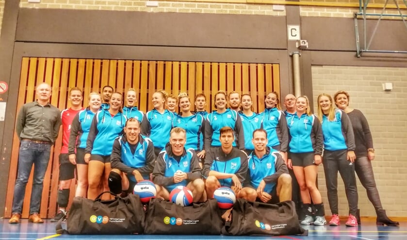 De spelers van Elite/Dynamo, geflankeerd door Sean Pots en Ilse Hulstijn namens OWM. Foto: PR