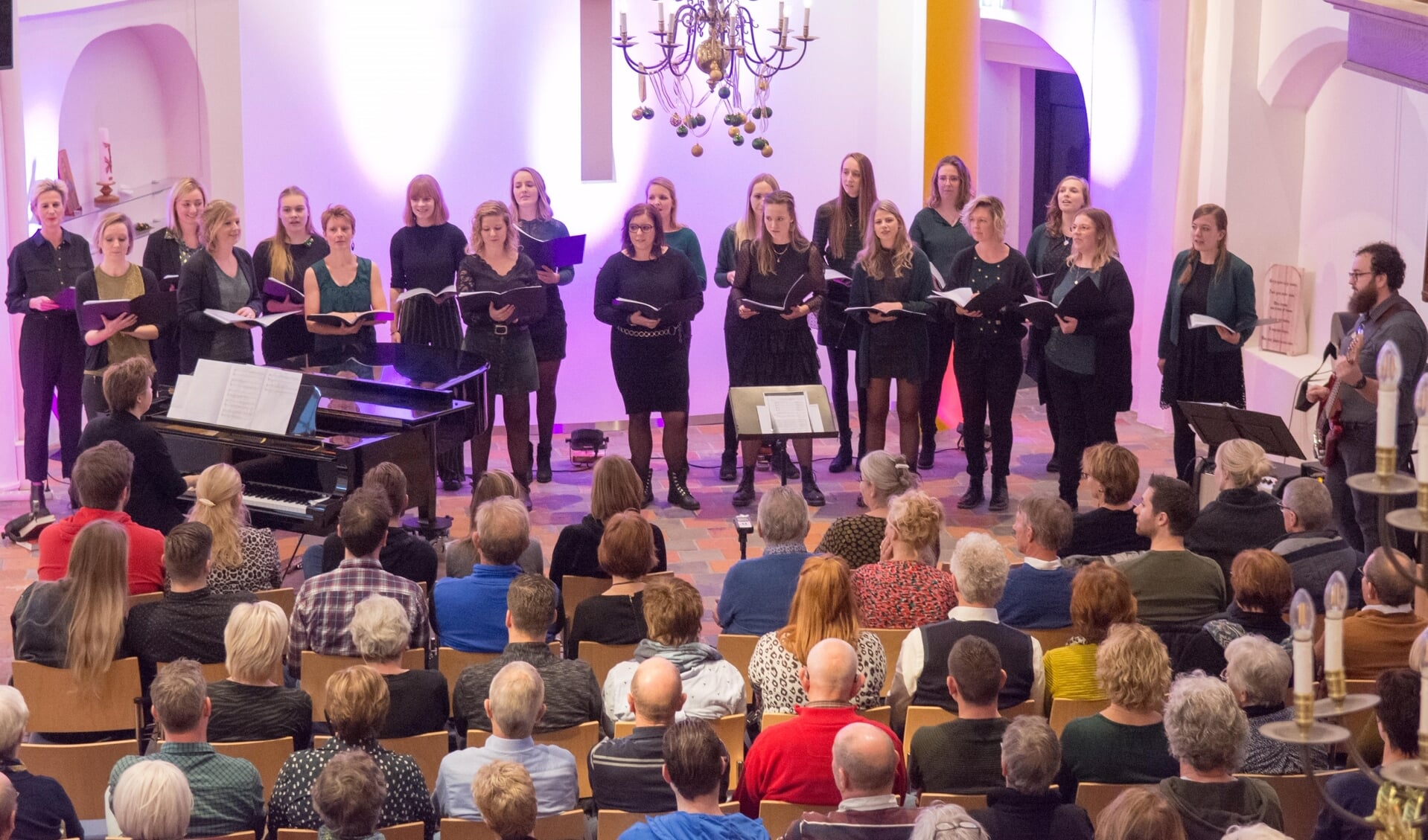 De projectgroep zong niet alleen met tweeëntwintig vrouwen tegelijk, maar wisselde in het programma af met zang in kleinere groepjes. Foto: Heike Kok. 