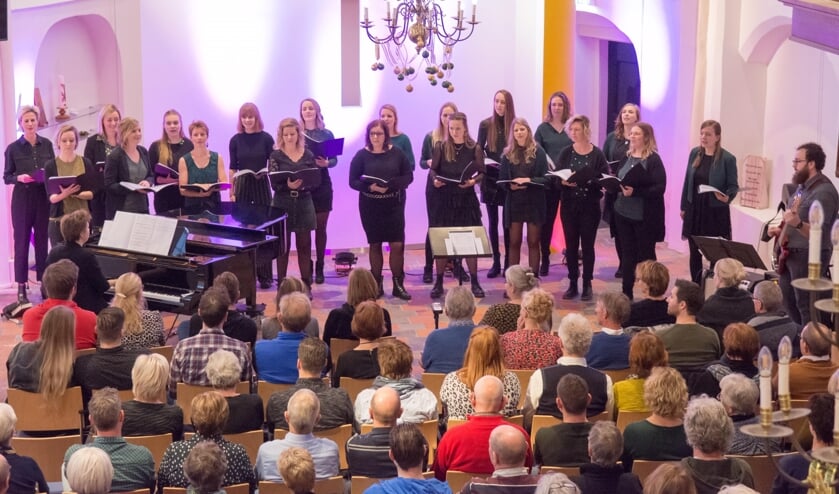 De projectgroep zong niet alleen met tweeëntwintig vrouwen tegelijk, maar wisselde in het programma af met zang in kleinere groepjes. Foto: Heike Kok.