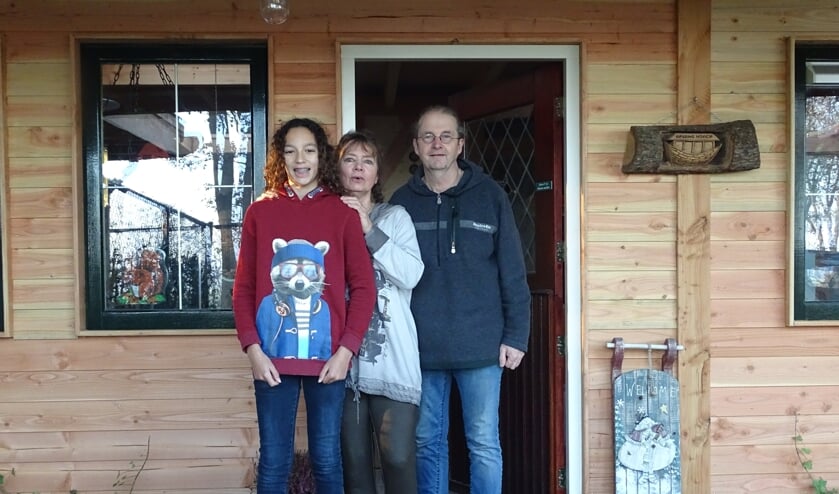 Shakib, Petra en Toon Lesterade bij het nieuwe ontvangst- en educatiecentrum van Stichting Opvang Noach. Foto: PR
