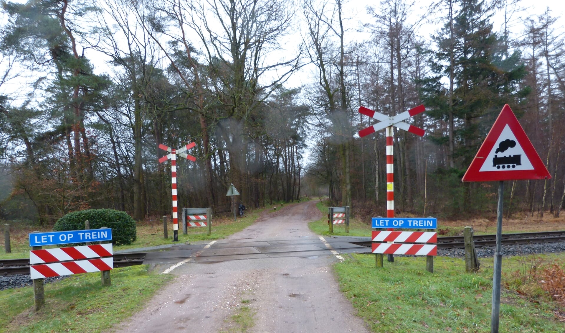De spoorwegovergang in de Klandermansweg wordt afgesloten. Foto: Bernhard Harfsterkamp