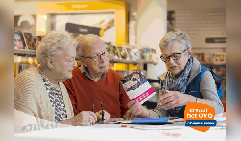Op het inloopspreekuur geven OV-ambassadeurs antwoord op vragen van de bezoekers. Foto: PR
