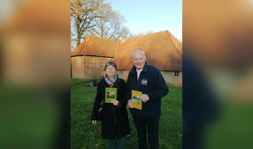 Marianne en Hendrik Weenink met hun nieuwe bundel ''n Huus vol starke Verhalen en 'Vedan met Verhalen'die het Barchemse echtpaar drie jaar geleden uitgaven. Foto: PR.