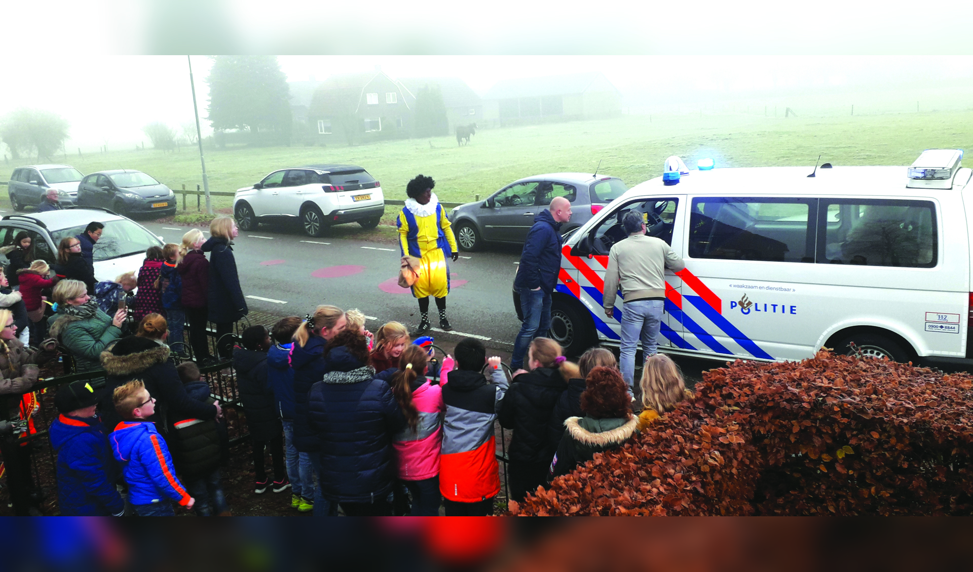Sinterklaas bereikt Bekveld per politiebusje. Foto: PR
