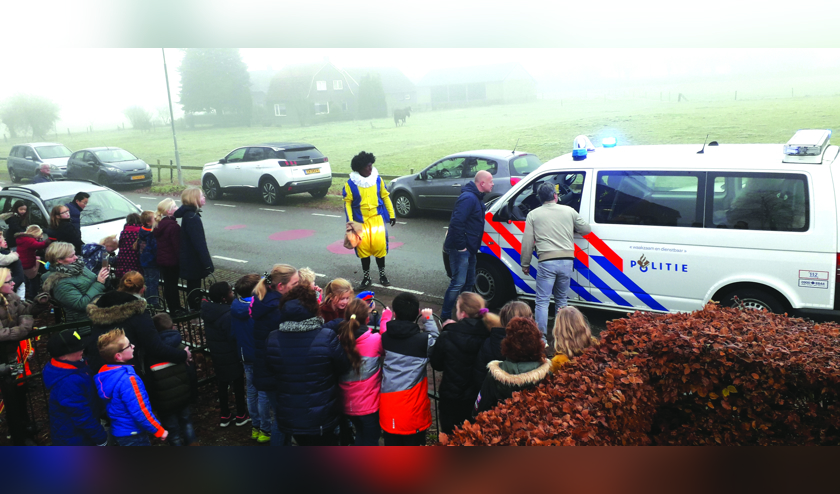 Sinterklaas bereikt Bekveld per politiebusje. Foto: PR