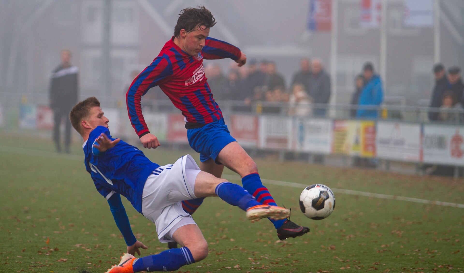 Goede verdedigende actie van Grol-speler Ramon Landewers. Foto: Marcel Houwer/Streekgids.nl