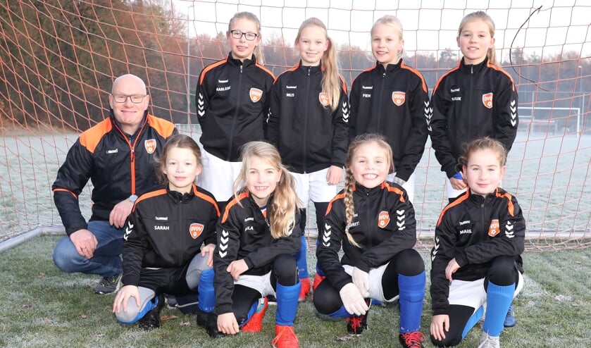 DVOV meidenteam JO10-6M in nieuwe tenues met Rick Hulshof van Kunst of Art in Laag-Keppel. Foto: Ben Gal