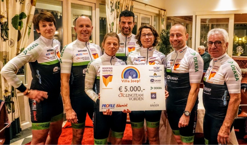 Het cyclingteam Vorden reikt cheque uit aan Villa Joep. Foto: PR