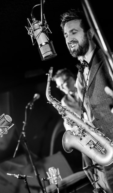 Zanger, saxofonist Benjamin Kuipers komt op 17 december bij It’s Time for Jazz het jaar afsluiten met zijn trio. Foto: PR