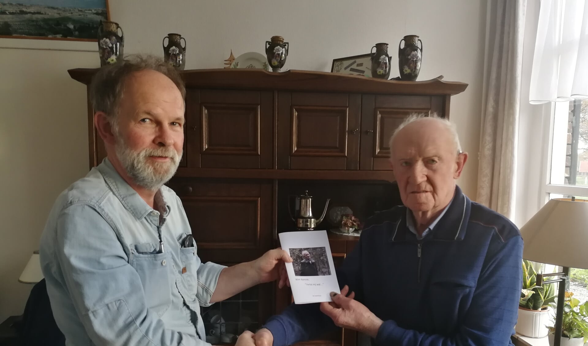 Bert Smeenk overhandigt het boekje aan Wim Kemink. Foto: Rob Weeber