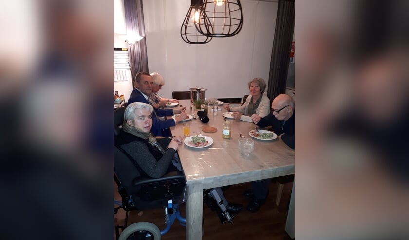 Burgemeester Stapelkamp en zijn vrouw genieten van een boerenkoolmaaltijd. Foto: Rianke Tolkamp.