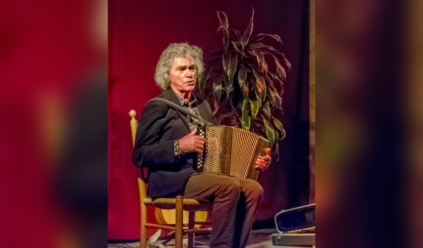 Hans Keuper bracht verhalen, liederen en gedichten over gebeurtenissen, herinneringen en personen uit deze regio. Foto: Folkert Wijmenga