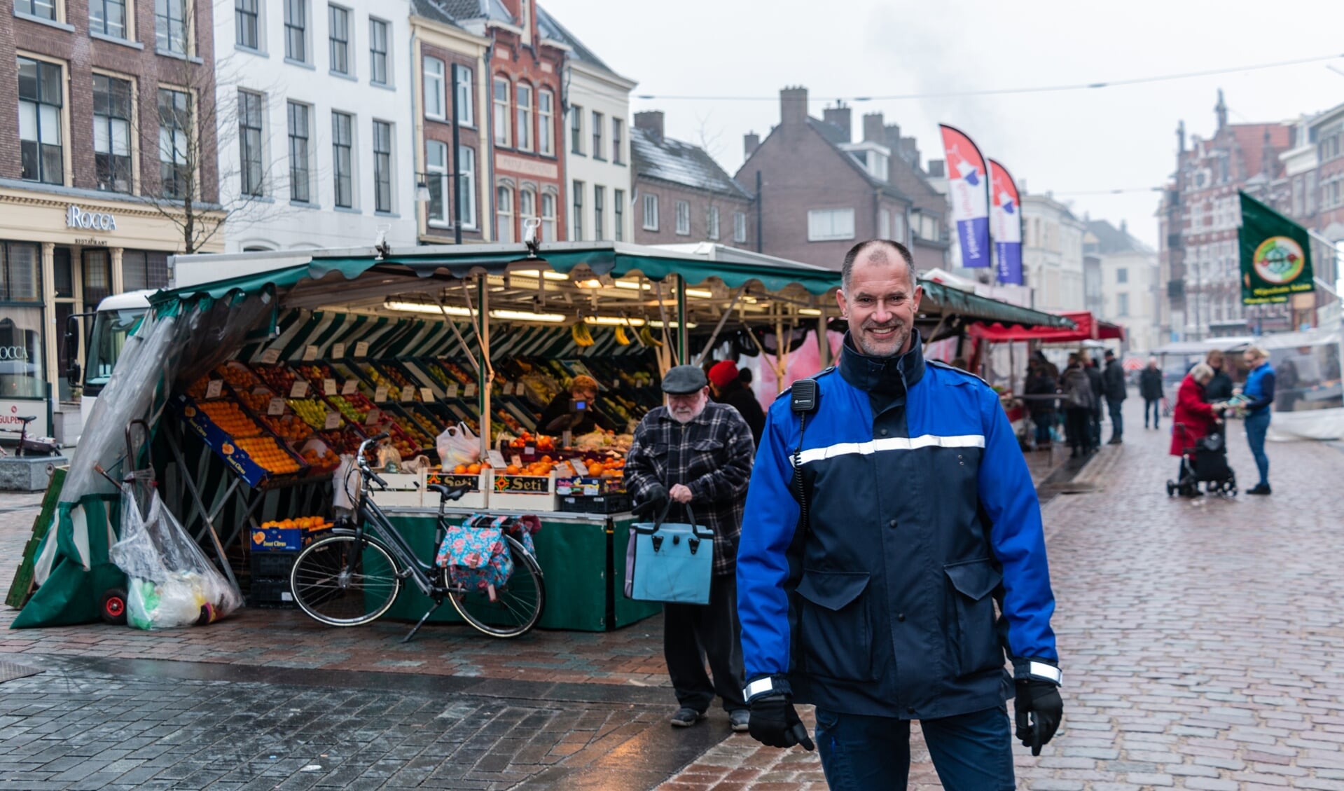Marktmeester Theo Aalbers: ‘Je moet passie uitstralen om het leuk te houden. Zolang er markt is heb ik werk. In de toekomst zal het een slankere markt worden, maar toch bruisend, vol kwaliteit en diversiteit. Daar geloof ik in.’ Foto: Henk Derksen