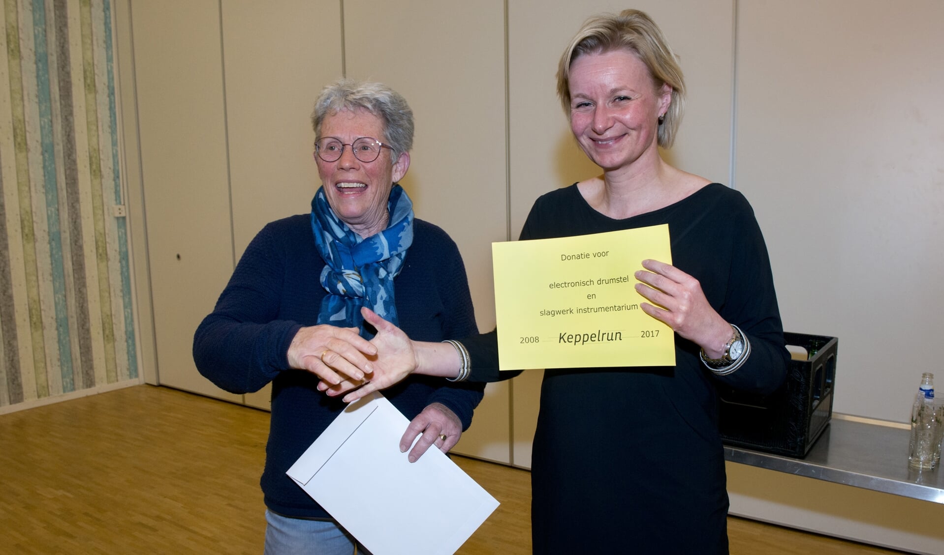 Irma van Hof overhandigt namens de Hessenrijders aan Simone Winkelhorst van Muziekvereniging Hummelo en Keppel de donatie. Foto: Wim van Hof