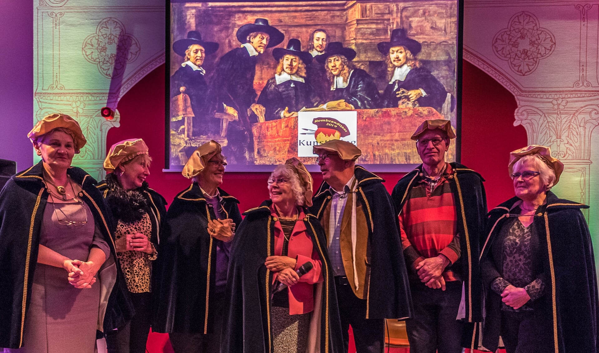 Een deel van de Projectgroep Rembrandt van de KunstKring Ruurlo die bij de verschillende activiteiten steevast in ‘Rembrandt’ kleding zich presenteert. Foto: Louis Swart