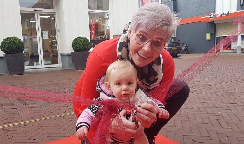 Brigitte opent met kleindochter Noa (11 maanden) de nieuwe Brini. Foto: Kyra Broshuis