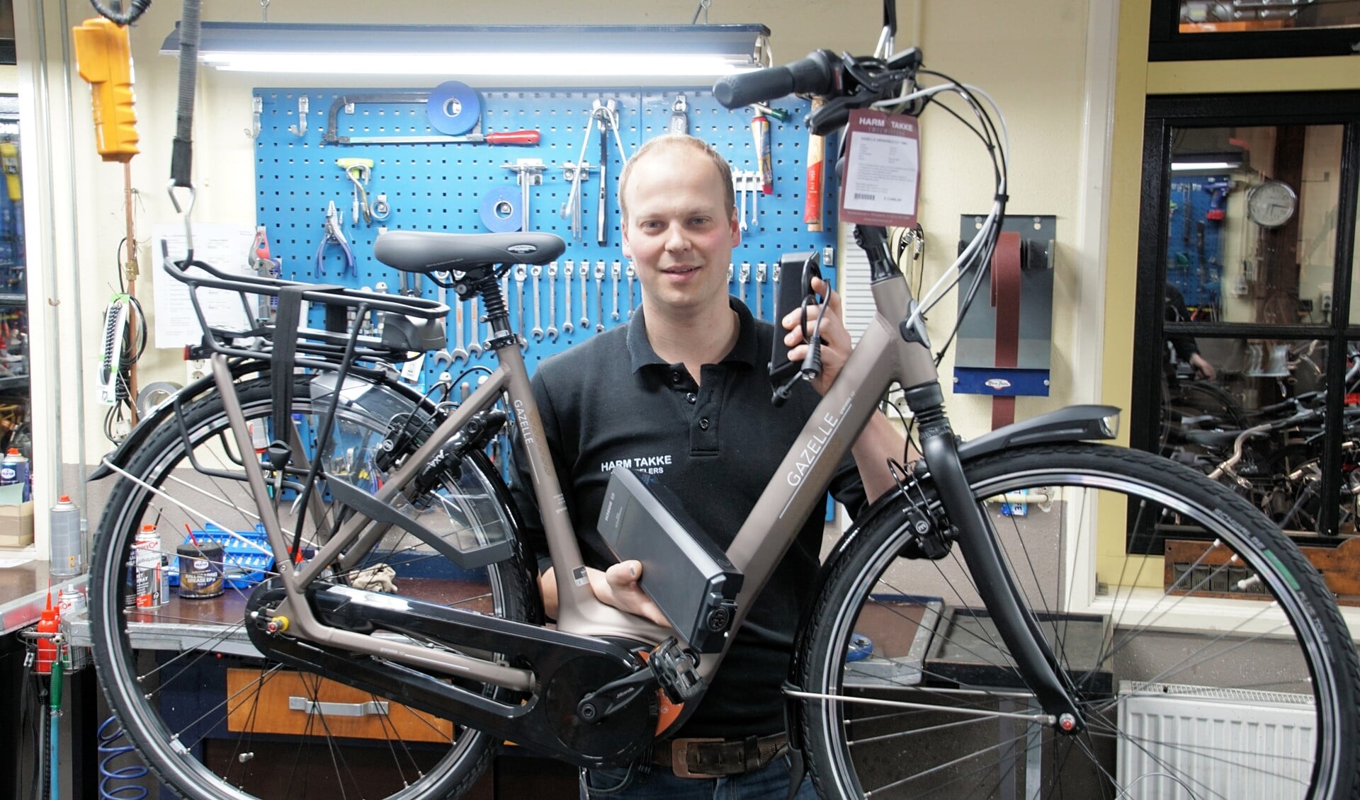 Martijn Takke met een E-bike. Foto; Frank Vinkenvleugel