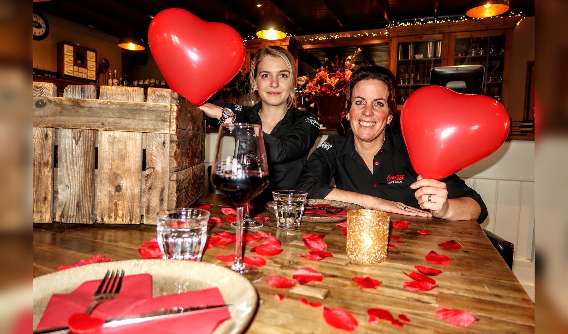 Medewerksters Anniek Hermans en Wilma Jansen van eetcafé Jansen & Jansen bedachten het All You Need Is Love-weekend. Foto: Luuk Stam