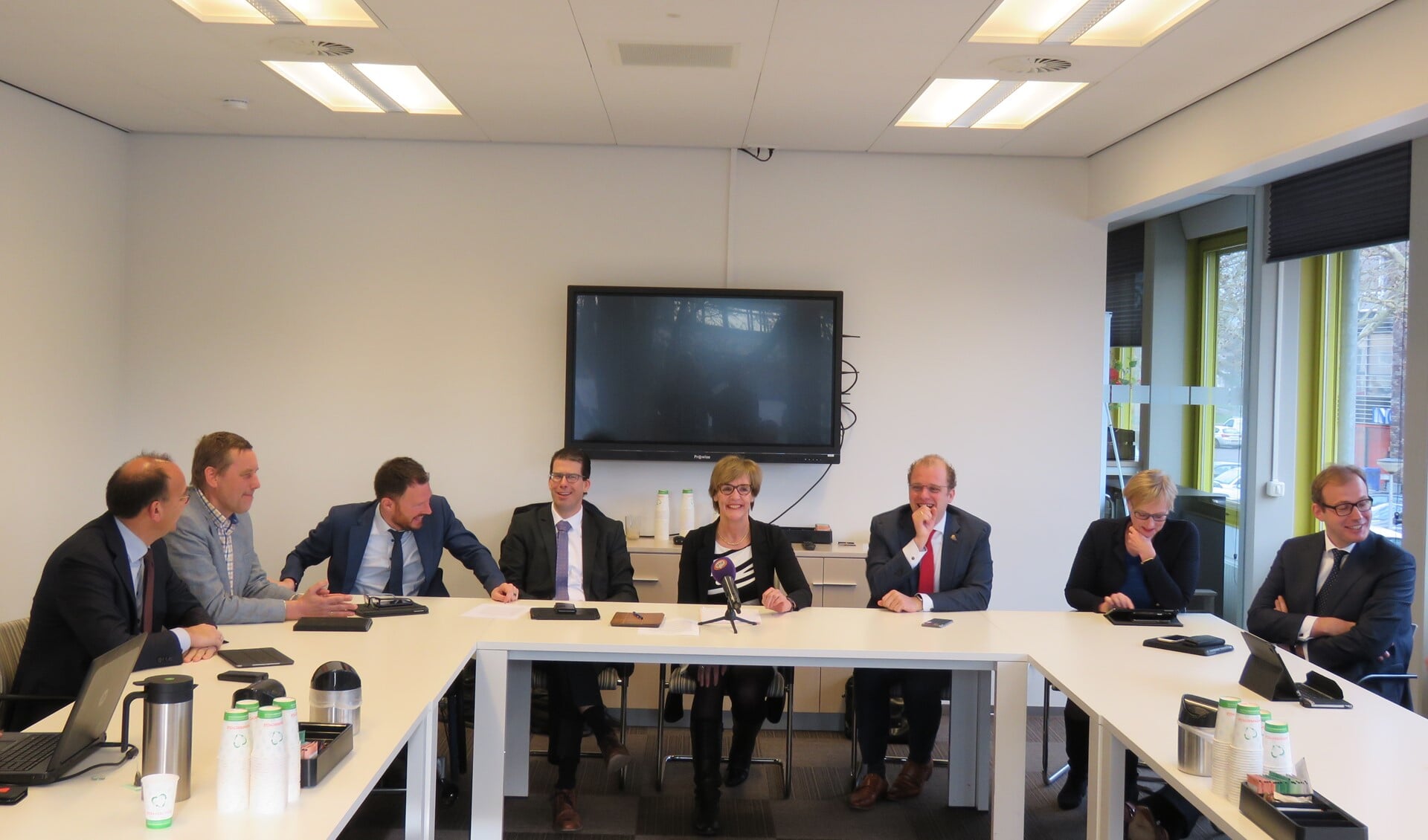 De burgemeesters van de acht gemeenten bij de presentatie van het plan tegen ondermijning. Foto: Bert Vinkenborg