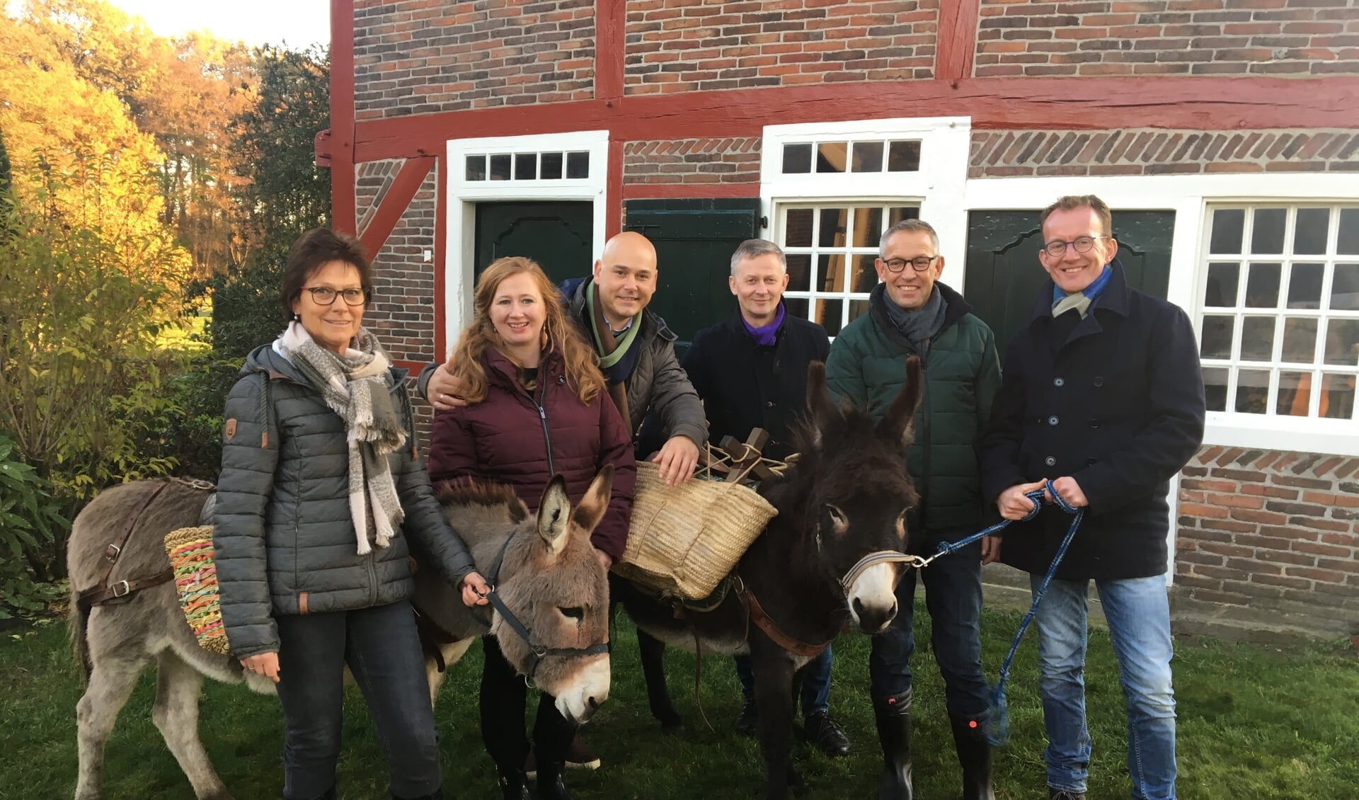 Van links naar rechts, Jeanet, Linda, Dénis, Peter, Johan en Marcel. De ezels zijn Luna en Sita. Foto: ©MAX.