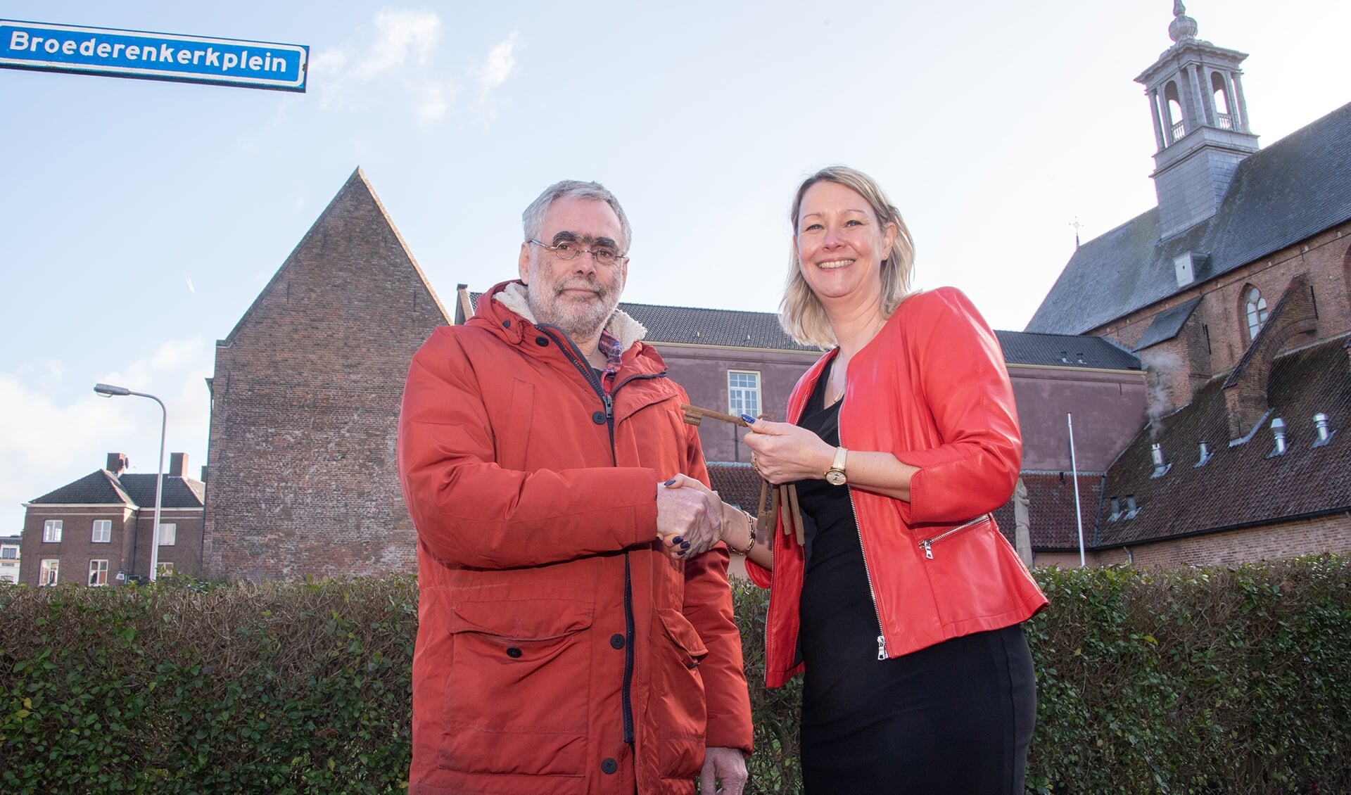 Anton de Lange ontving de sleutel van het Broederenklooster uit handen van wethouder Laura Werger. Foto: Willem Feith