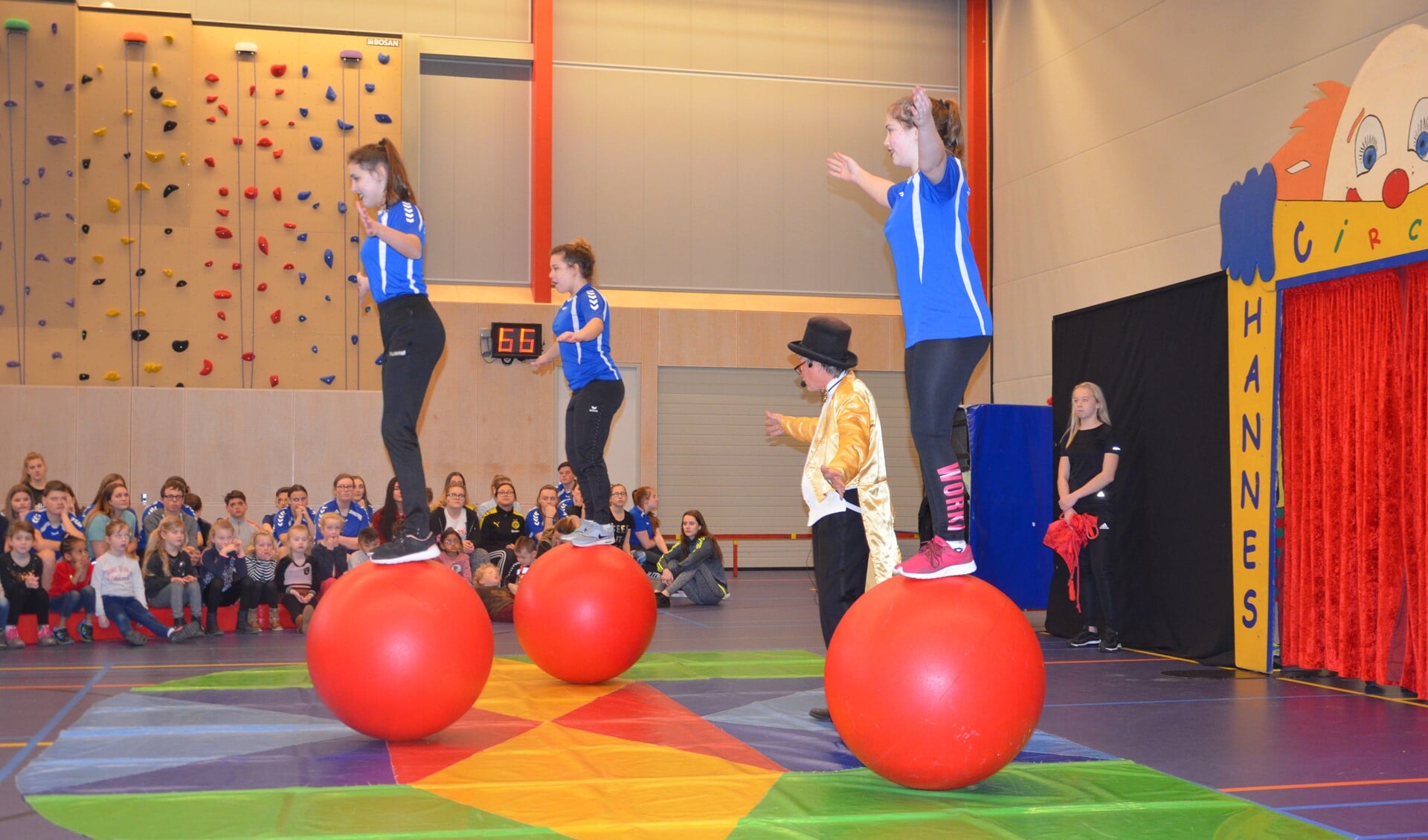 Balanceren op de grote bal door Elles, Allaychá en Dewi bij circus Hannes. Foto: PR