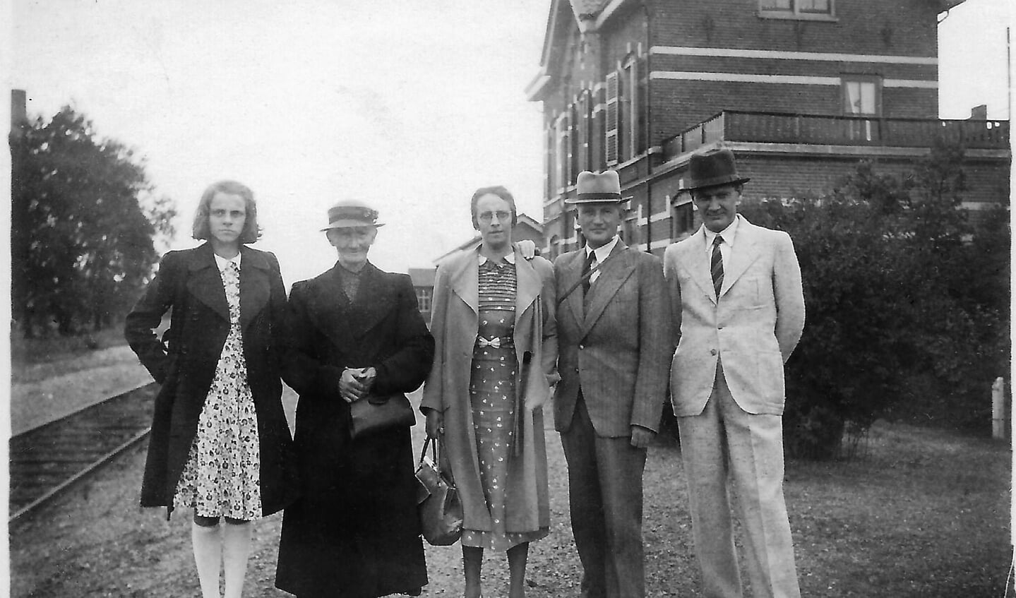 Augustus 1940. Adolph Pollmann geheel rechts voor het Grolse stationsgebouw. Foto: PR