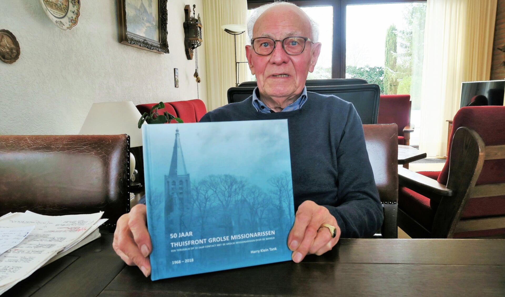 Harry Klein Tank toont het boek ’50 jaar Thuisfront Grolse missionarissen’. Foto: Theo Huijskes