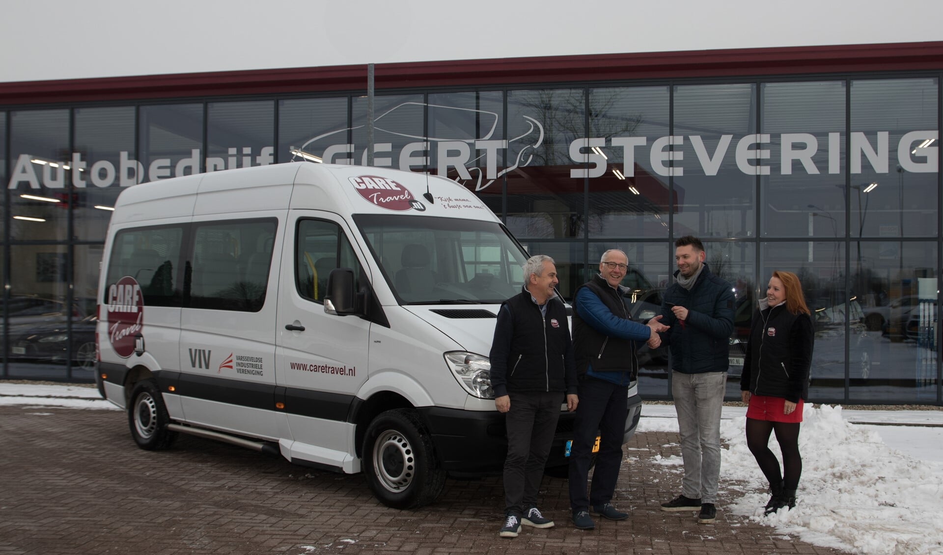 Jos van den Berg, Charly Bussink (CT busbeheer), Niek Vredegoor van Autobedrijf Steverink en Sharon van Arem, de jongste Care Travel vrijwilliger. Foto Marius Kooistra