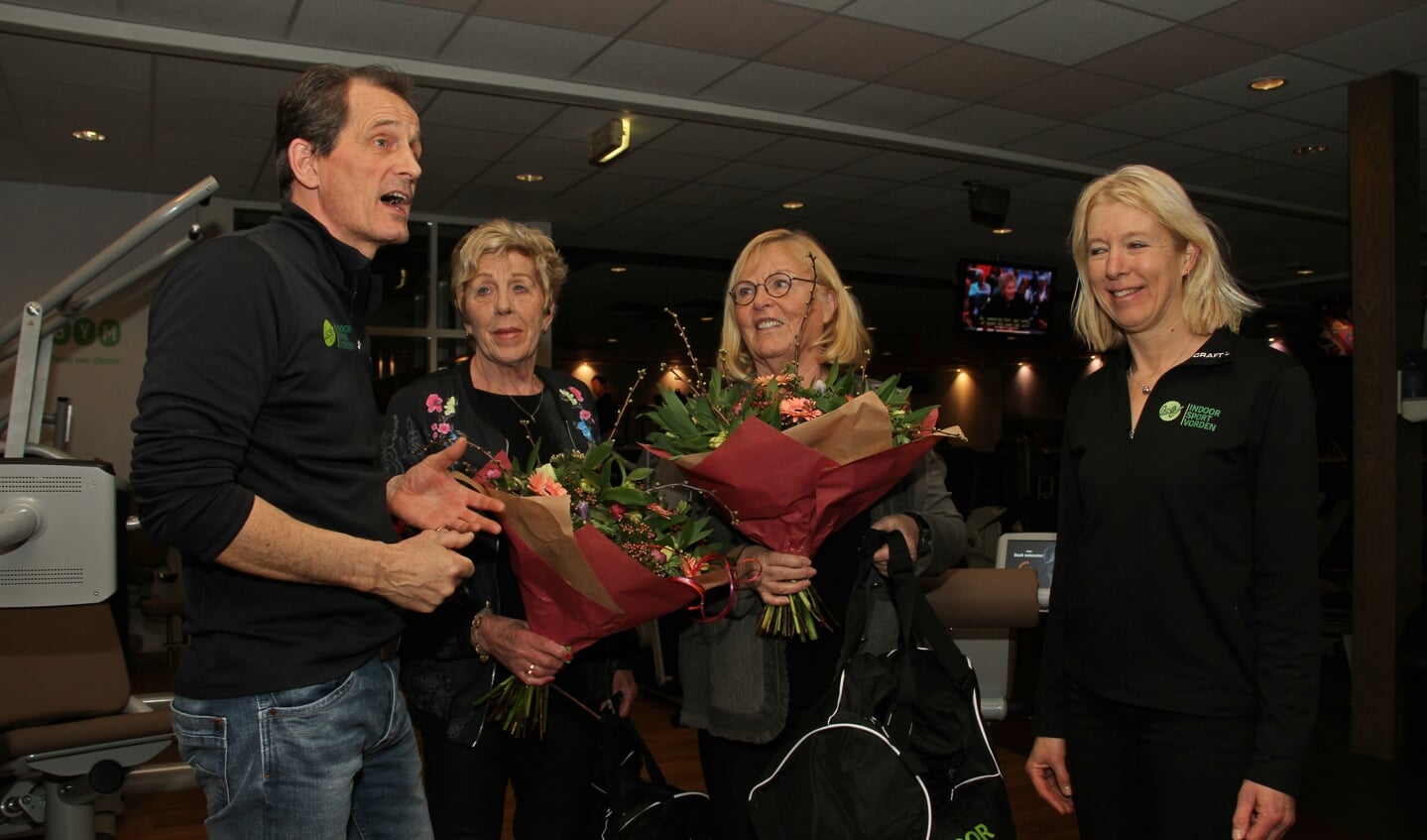 Jaap en Gerdien Hesselink eren leden die 35 jaar in hun sportschool sporten. Foto: Liesbeth Spaansen