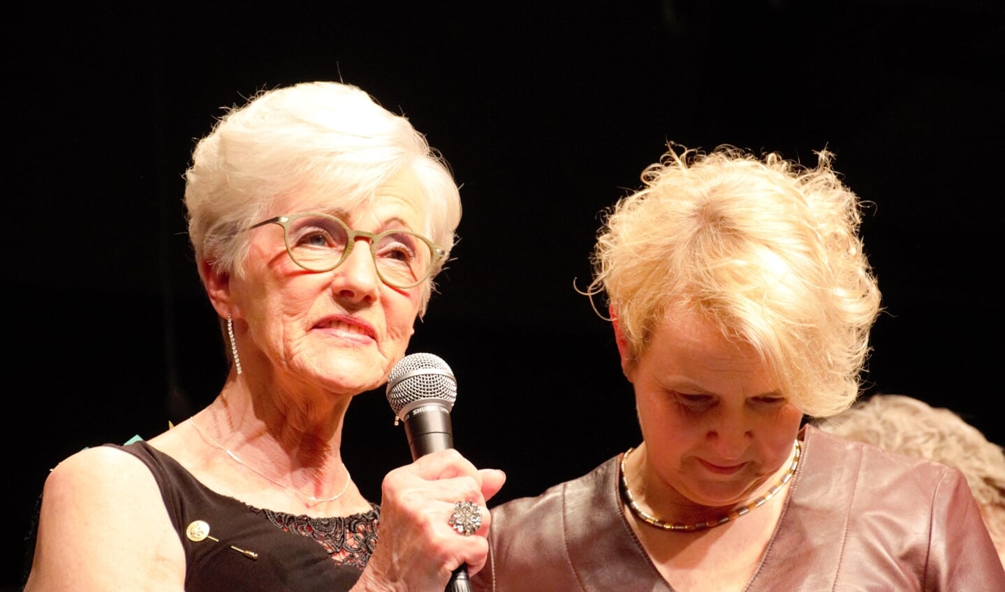 Anny spreekt het publiek toe, rechts voorzitter Marja Fuchs. Foto: Annekée Cuppers