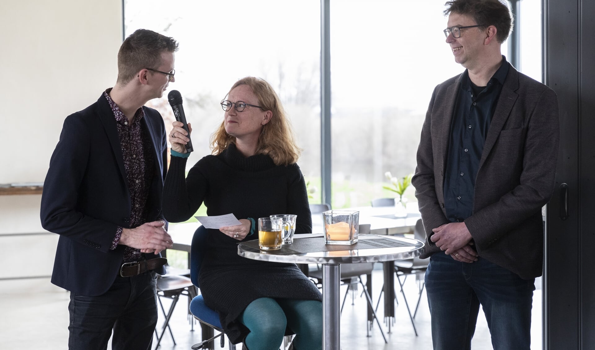 Lisette Lagerweij, directeur van de Muzehof, bevraagt de wethouders Mathijs ten Broeke en Henk van Zeijts over 'hun' erfgoed. Foto: Patrick van Gemert