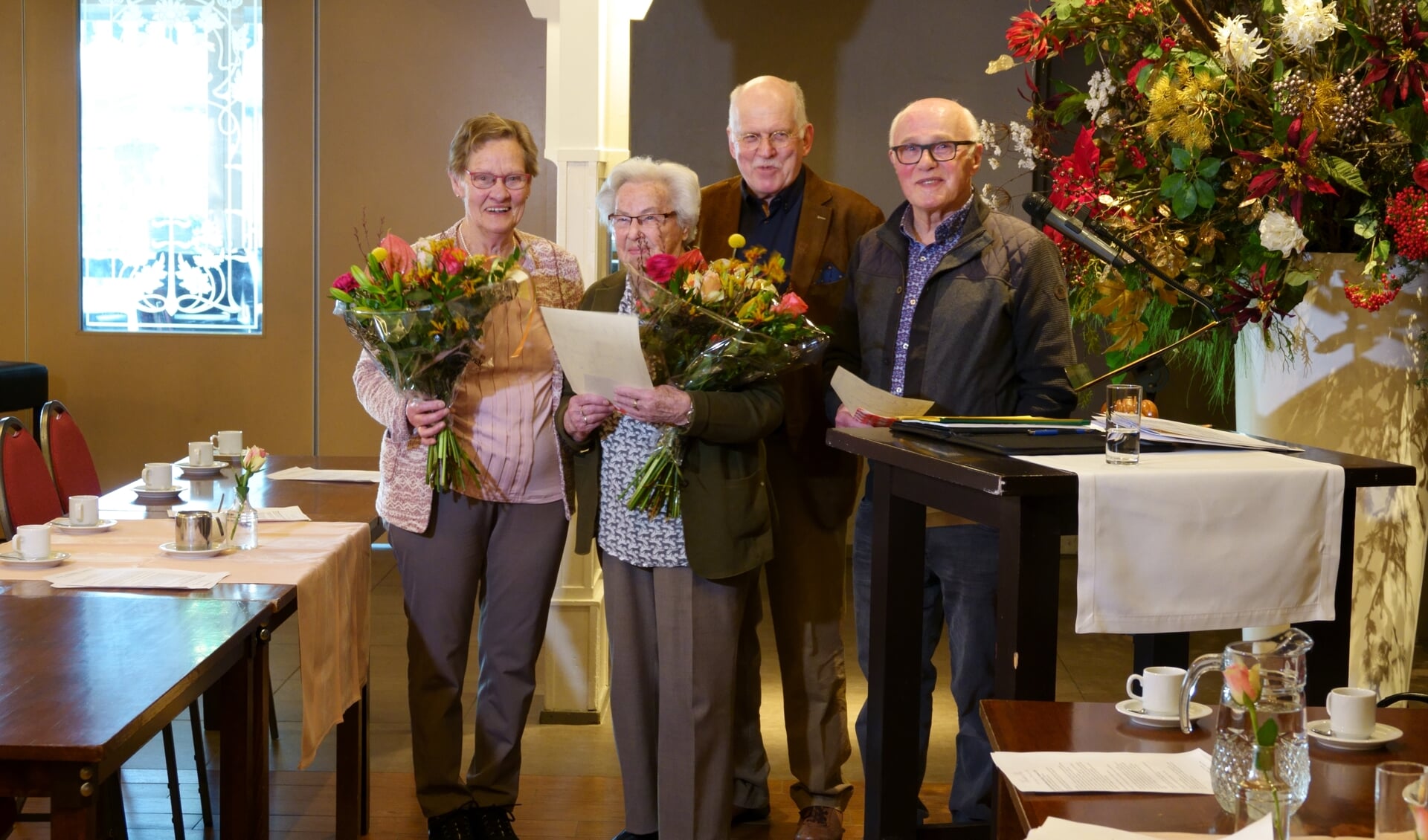 De ereleden werden in het zonnetje gezet. Van links naar rechts Annie Sonderen, Nel van 't Zand, Gerard Siebelink en Hemmie Sonderen. Foto: Bernard Rave