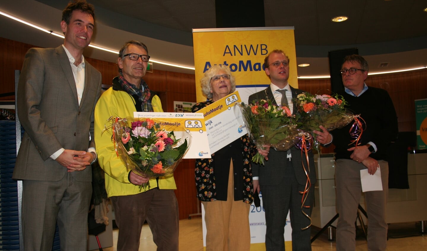 Van links naar rechts: Matthijs de Winter van de ANWB, André van Kuppeveldt, mevrouw Lodder, burgemeester Bengevoord en Harrie Garritsen. Foto: Verona Westera