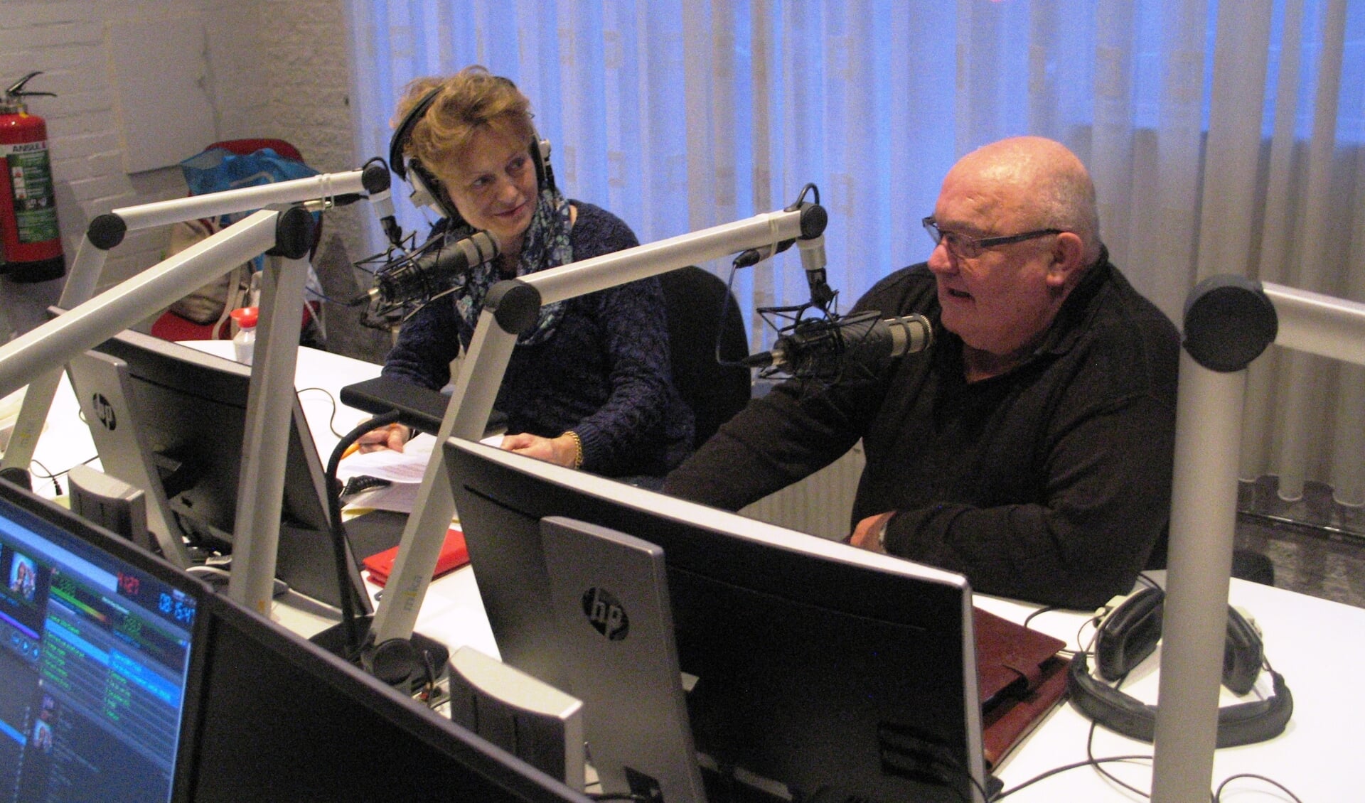 Wim van Eerden tijdens zijn laatste radiouitzending. Naast hem Elisabeth Verheij, de andere presentator van Pluk de dag. Foto: Bernhard Harfsterkamp