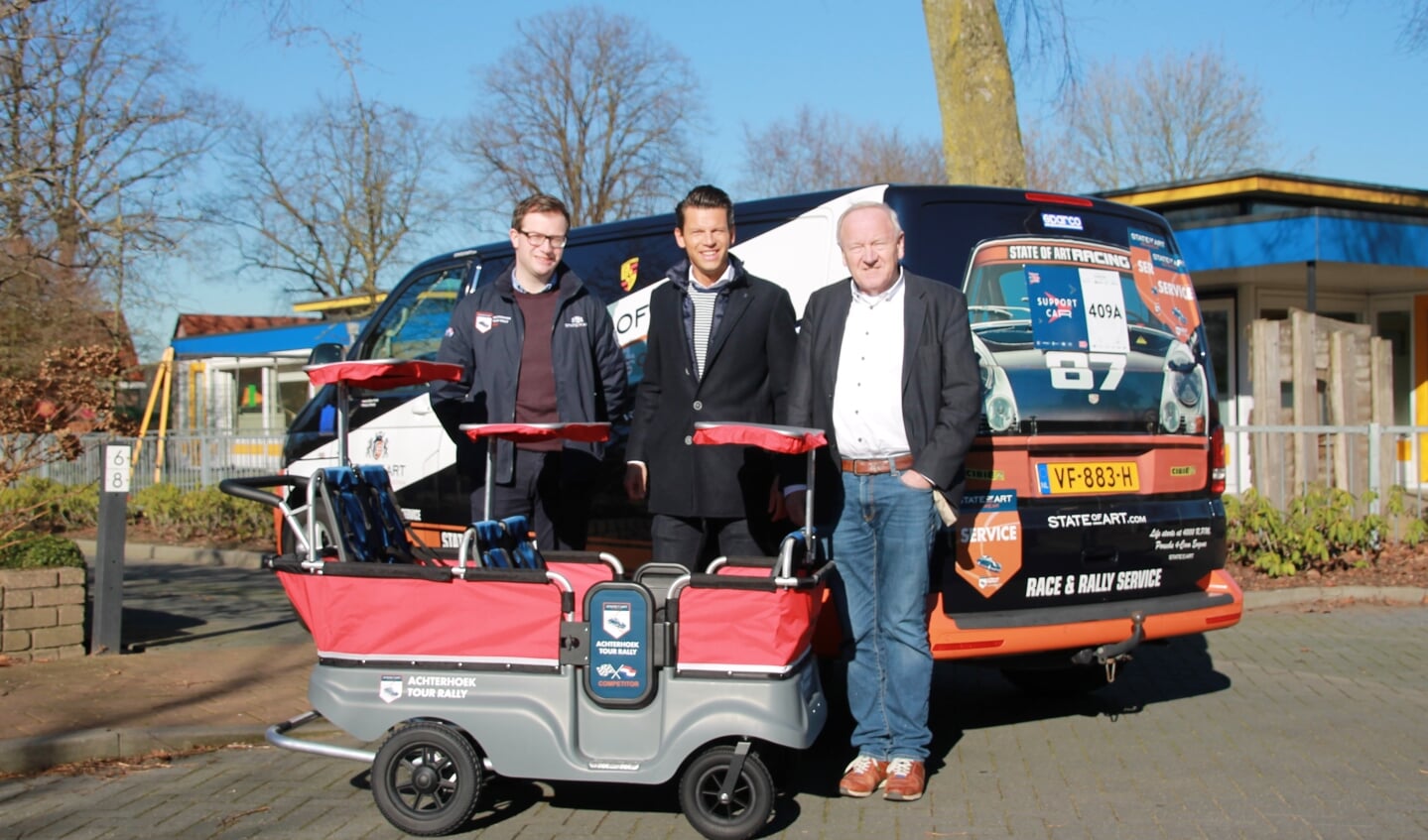 Gijs Konink, Martijn Mateman en Berry Nales mochten de nieuwe aanwinst komen afleveren. Foto: Annekée Cuppers
