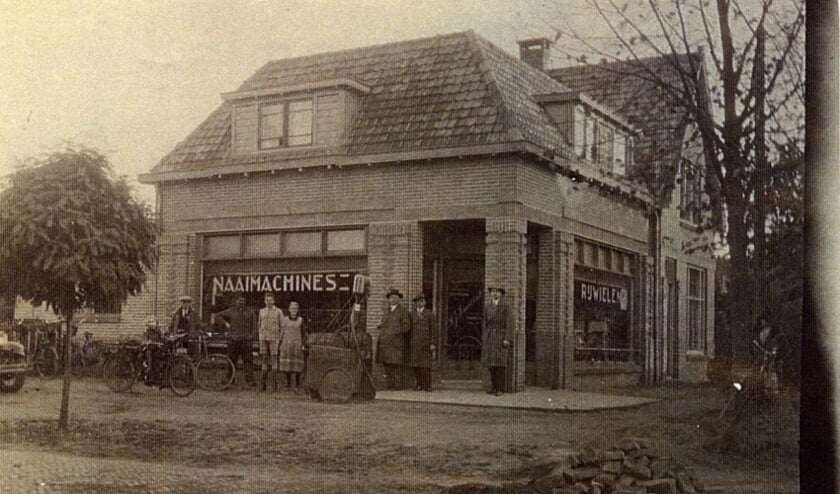 Een pand met een indrukwekkende geschiedenis. Van naaimachines en fietsen, via speelgoed naar tegenwoordig wijnhandel Smit. Zomaar een voorbeeld van de mogelijkheden van van een tegel in de Foto-tegelwandelroute in Vorden. Foto: PR.