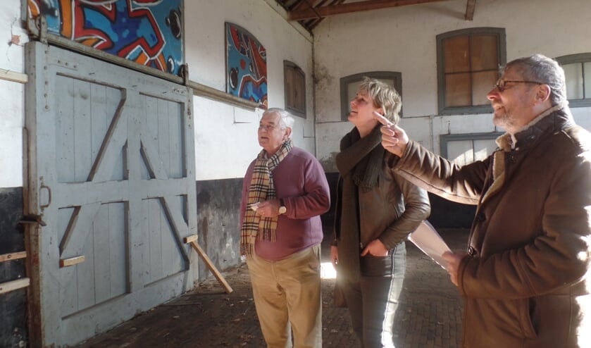 Frank van Setten (r) en Jacqueline Tomey van Stichting Poort van Bronckhorst samen met Nico van Goethem in de voormalige goederenloods van het stationsgebouw. Foto: Jan Hendriksen.