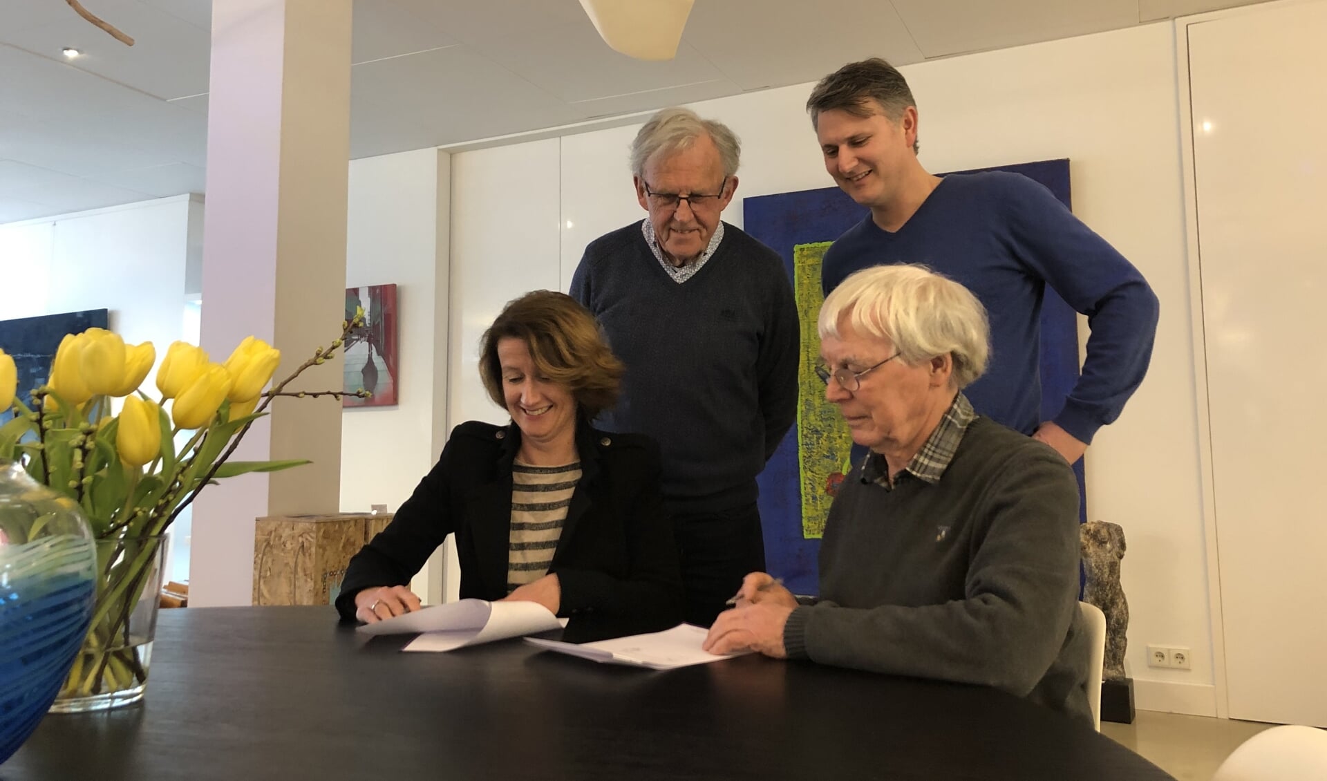 Ondertekening van het sponsorcontract door Ruud Kaper (stichting het Web) en Rianka Habraken (Kunst of Art). Daarachter staan Pim van Arkel (links) en Mike Hulshof (Kunst of Art). Foto: Petra Heusschen