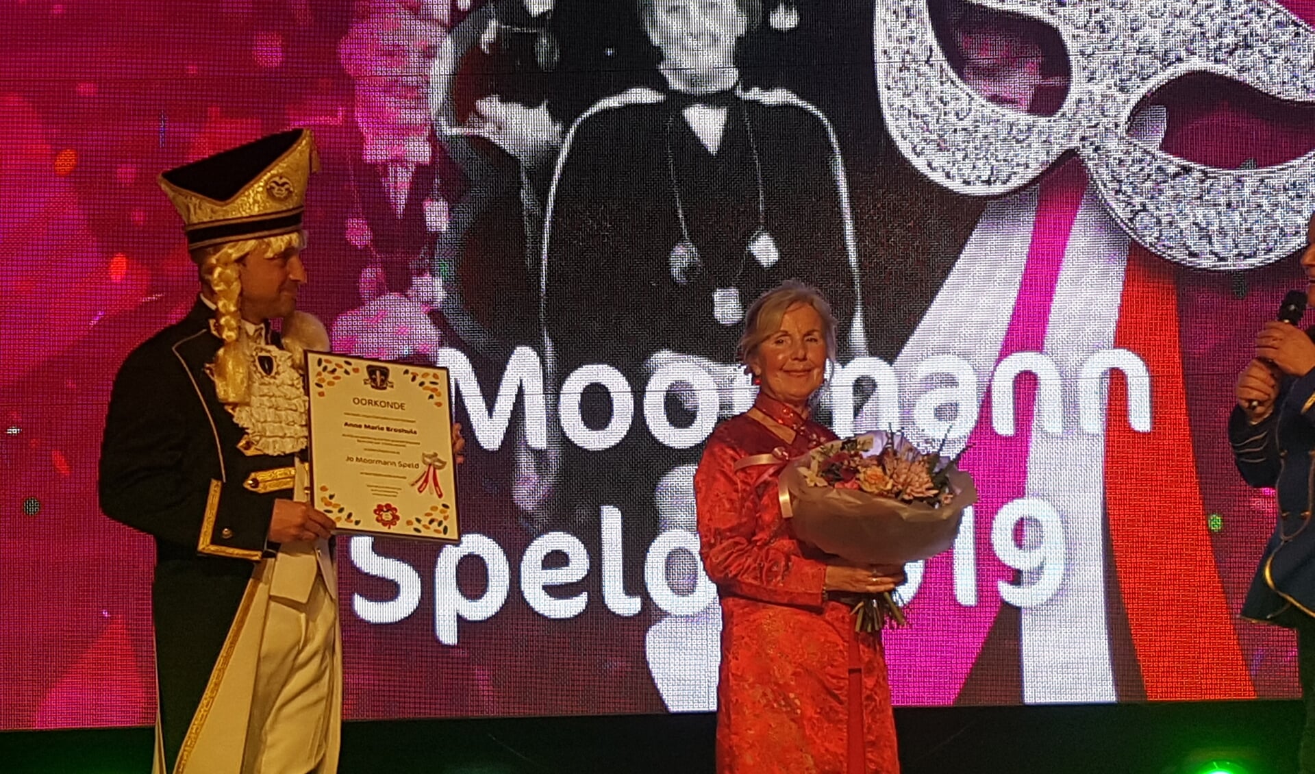 Anne Marie Broshuis ontvangt de Jo Moormann Speld. Foto: Achterhoek Nieuws