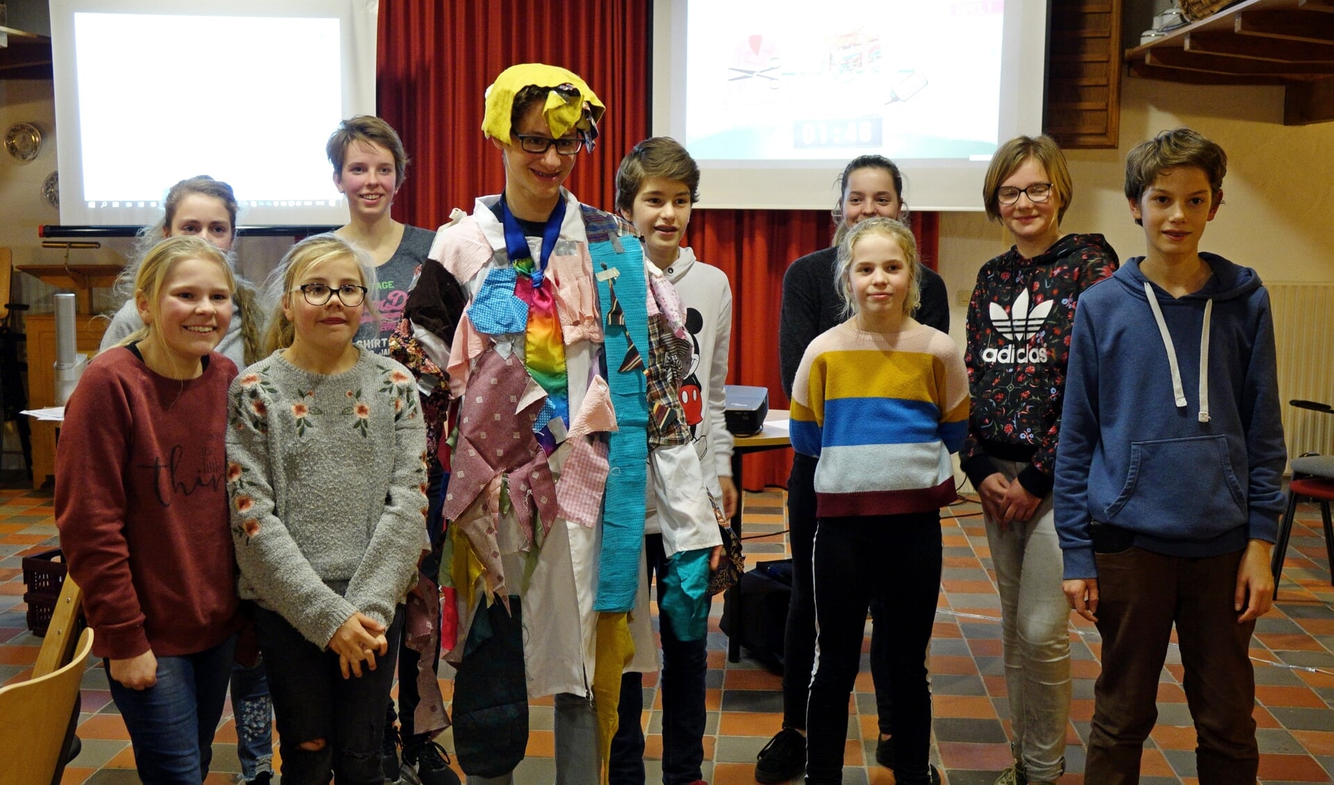 Het Sirkelslag-team Steenderen ontwerpt een veelkleurige jas voor 'Jozef'. Foto: Sirkelslag-team