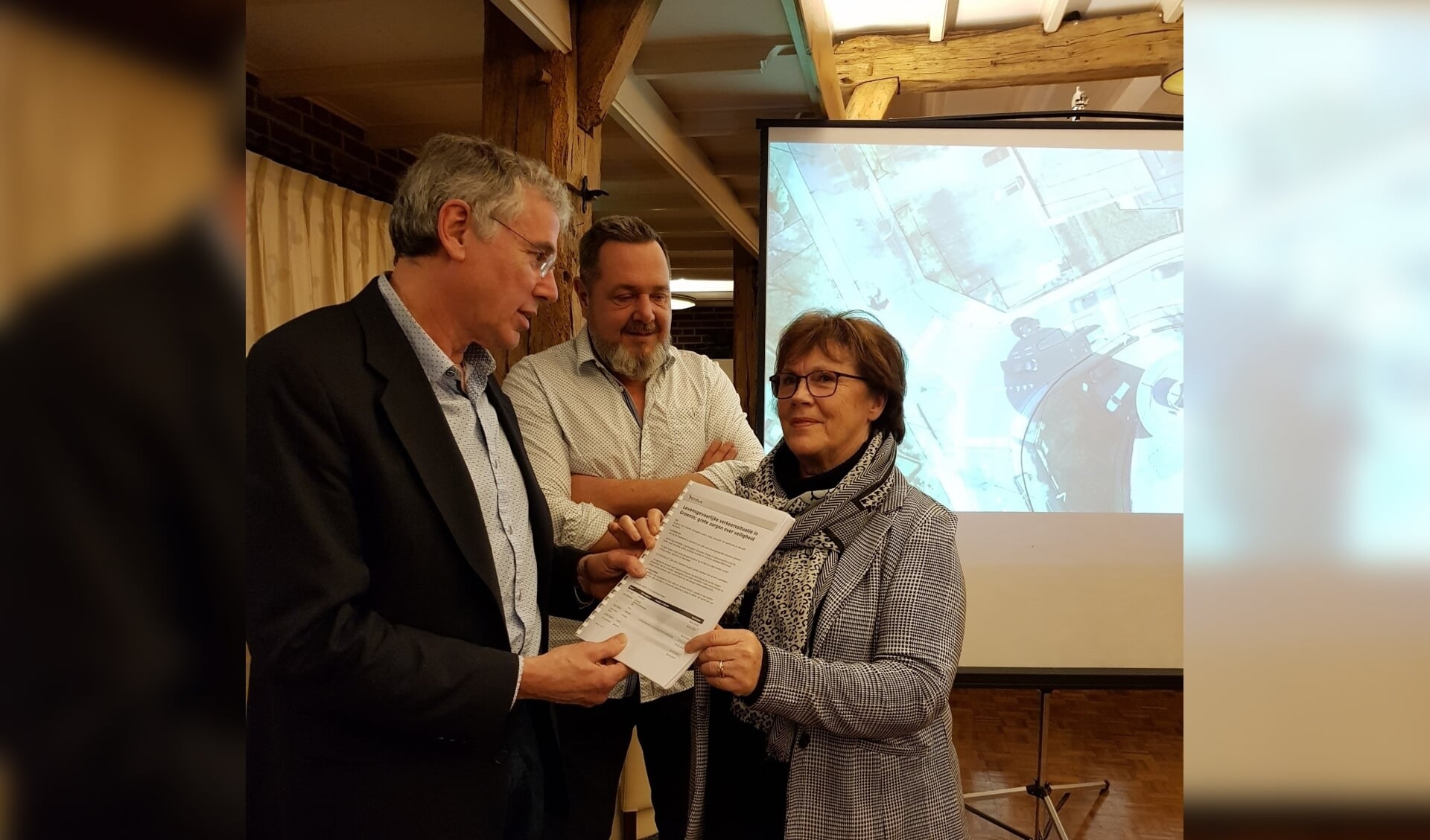 Het aanbieden van de petitie verkeersveiligheid Groenlo aan wethouder Karel Bonsen door Wilma van der Donk en Arjan Hagens (initiatiefnemers petitie). Foto: PR